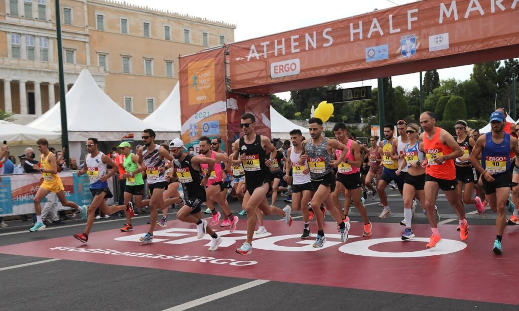 Λιγότερο από ένας μήνας έμεινε για τη διεξαγωγή του Ημιμαραθωνίου της Αθήνας. Λίγες είναι ακόμη οι θέσεις για τη συμμετοχή στη διοργάνωση.