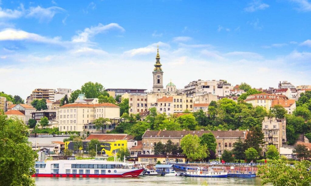 Το Βελιγράδι, που σερβικά σημαίνει Λευκή Πόλη, είναι η πρωτεύουσα και η μεγαλύτερη πόλη της Σερβίας. Έχει πληθυσμό 1,8 εκατομμύρια κατοίκους.