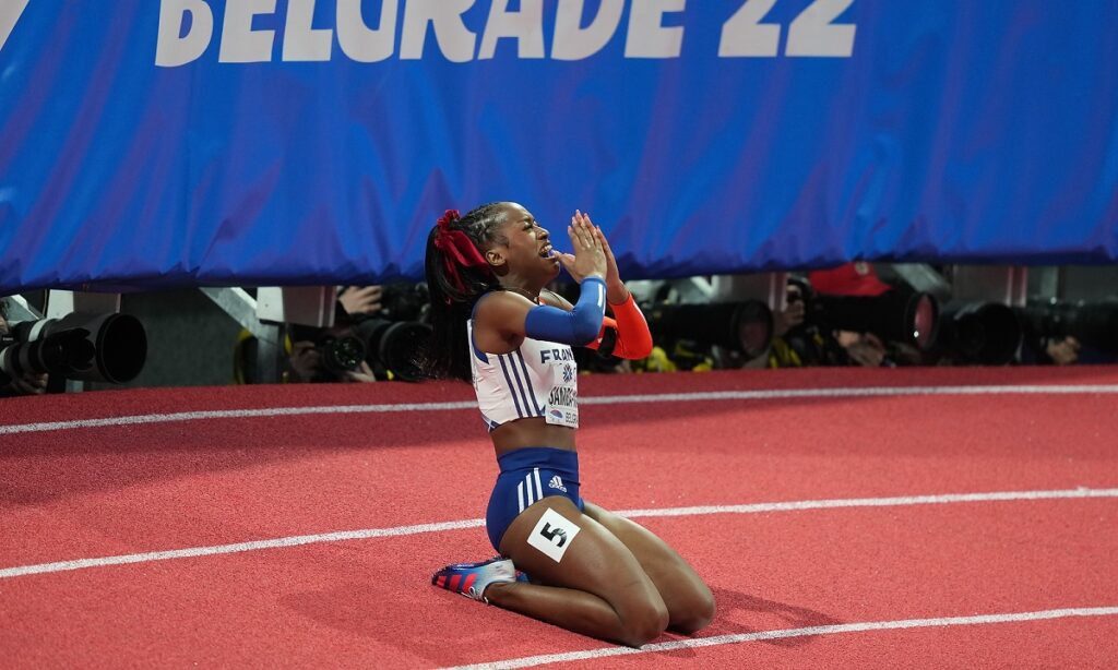 Η Σιρενά Σαμπά- Μαϊέλα έκανε την έκπληξη στο Παγκόσμιο Πρωτάθλημα κλειστού στο Βελιγράδι. Κέρδισε τα 60μ. εμπόδια με 7.78, ρεκόρ Γαλλίας.