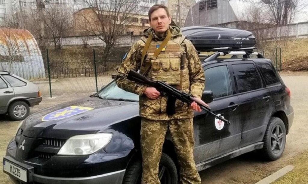 Ο Ντμίτρο Ντέμιανιουκ έχει φορέσει τη στρατιωτική του στολή και πολεμάει για την πατρίδα του την Ουκρανία. Ο 38χρονος πόσταρε και φωτογραφία.