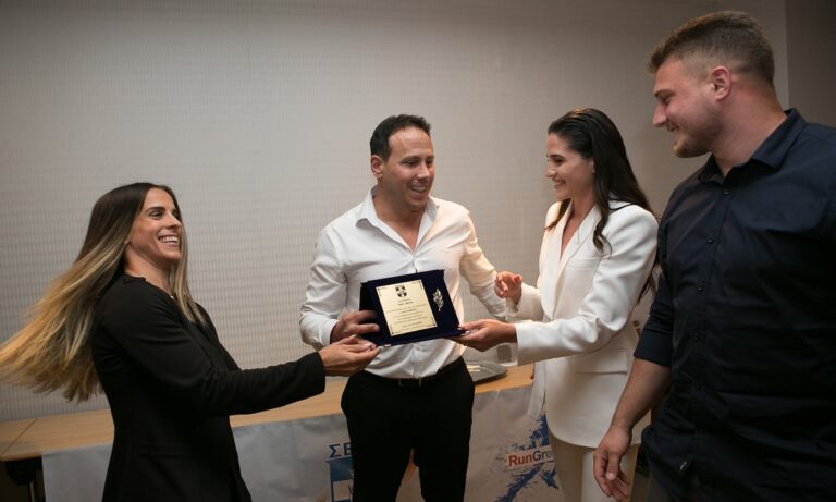 Μια ευχάριστη έκπληξη περίμενε τον Κώστα Κεντέρη στη διάρκεια της εκδήλωσης βράβευσης των κορυφαίων στην Κρήτη. Τιμήθηκε από τους αθλητές.