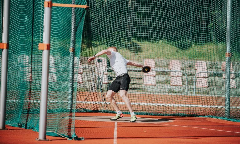 Ο Μαϊκόλας Αλέκνα σε αγώνες στο πανεπιστήμιο του Στάνφορντ έριξε στη δισκοβολία 67,68μ. Είναι ατομικό ρεκόρ και η δεύτερη επίδοση στον κόσμο.
