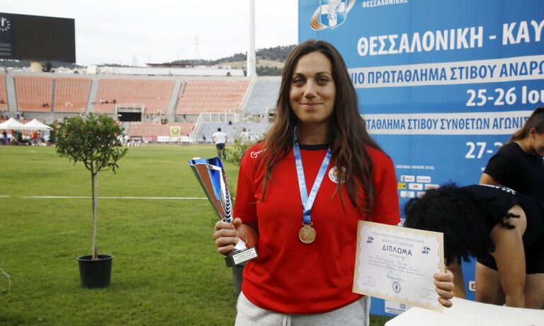 Η Χρυσούλα Αναγνωστοπούλου δεν είχε πρόβλημα να επεκτείνει το εντυπωσιακό σερί της στα Πανελλήνια Πρωταθλήματα. Έφθασε 12 νίκες στο δίσκο.