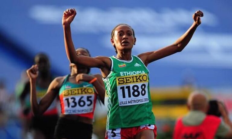 Μετά τον Ταμιράτ Τόλα, η Αιθιοπία κατέκτησε το χρυσό μετάλλιο και στο μαραθώνιο γυναικών με την Γκεμπρεσλάσε με 2:18.11, ρεκόρ αγώνων.