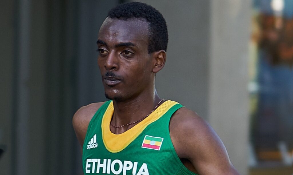 Ο Αιθίοπας Ταμιράτ Τόλα κέρδισε τον μαραθώνιο στο Παγκόσμιο Πρωτάθλημα στο Γιουτζίν με 2:05.36, ρεκόρ αγώνων. Δεύτερος ήταν ο Γκέρεμιου.