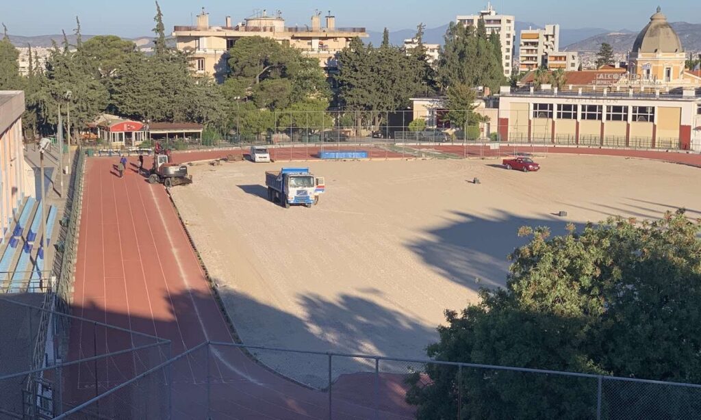 Τη Δευτέρα η μπουλντόζα μπήκε στο στάδιο Ζηρίνειο για να συνεχίσει το ξήλωμα του ταρτάν του γηπέδου με τις ευλογίες... του Δήμου Κηφισιάς!