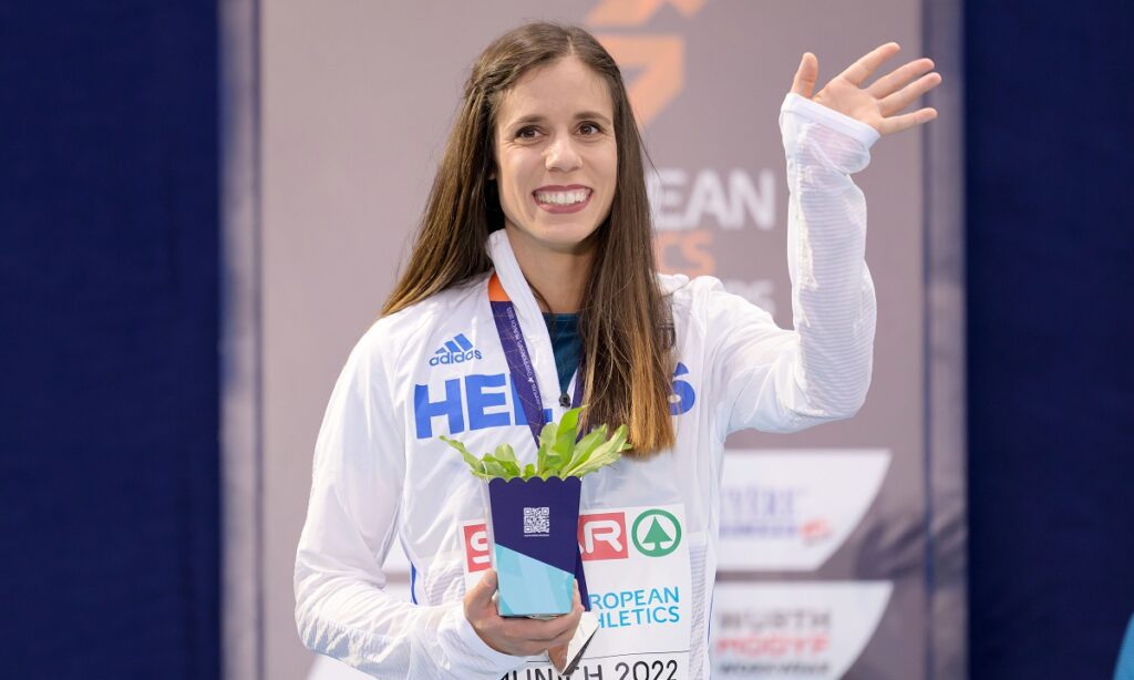 Η Κατερίνα Στεφανίδη παρέλαβε την Πέμπτη το ασημένιο μετάλλιο που κατέκτησε στο επί κοντώ στην απονομή που έγινε στη λίμνη στο Μόναχο.