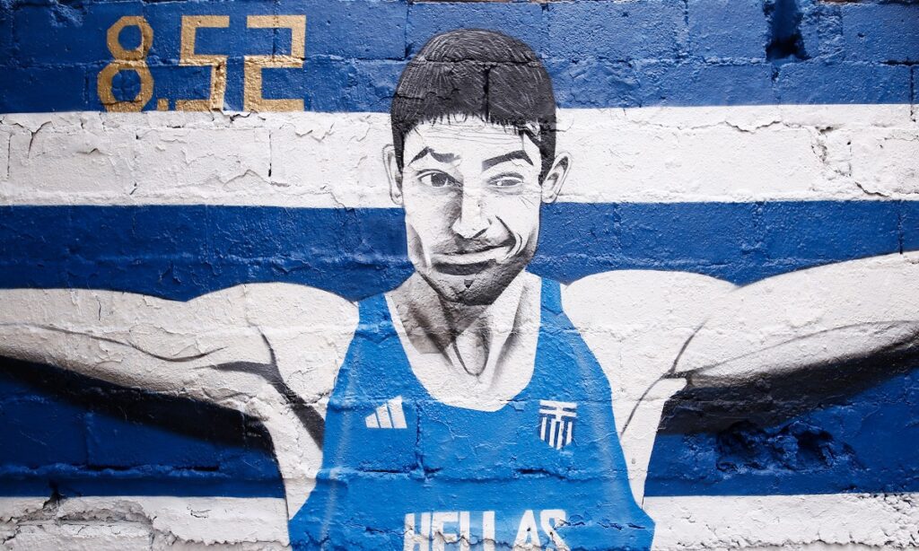 Ένας καλλιτέχνης έκανε γκράφιτι στον τοίχο του σταδίου της Καλαμαριάς με τον Μίλτο Τεντόγλου μετά τη νίκη του στο Ευρωπαϊκό Πρωτάθλημα.