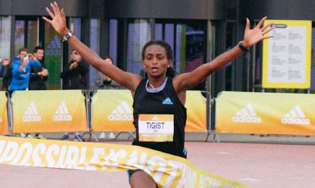 Η Τιγκίστ Ασεφά από την Αιθιοπία ήταν νικήτρια στις γυναίκες στο μαραθώνιο στο Βερολίνο με 2:15.37 και έγινε η 3η καλύτερη όλων των εποχών.