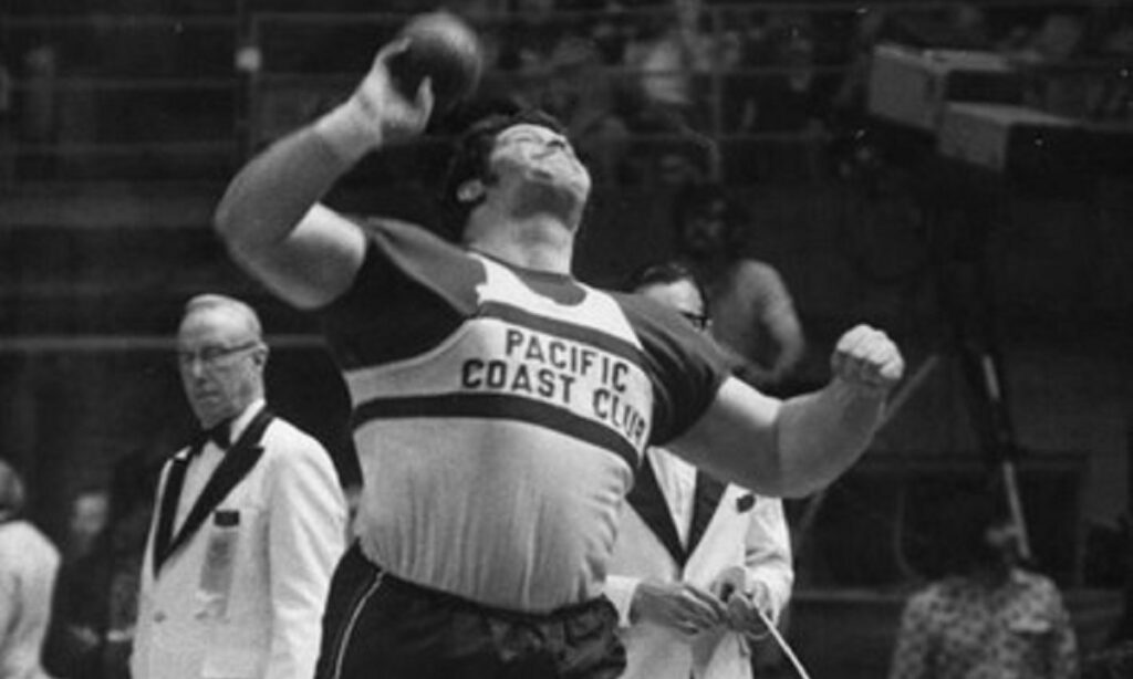 Ένας από τους κορυφαίους Αμερικανούς σφαιροβόλους, ο Τζορτζ Γουντς, δύο φορές «ασημένιος» ολυμπιονίκης, έφυγε από τη ζωή σε ηλικία 79 ετών.