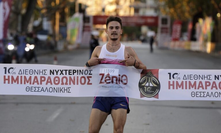 Με μεγάλη επιτυχία διεξήχθη ο επετειακός 10ος Διεθνής Νυχτερινός Ημιμαραθώνιος Θεσσαλονίκης, που γέμισε την πόλη με περίπου 15.000 δρομείς.