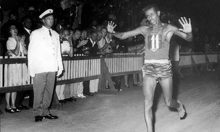 Οι Ολυμπιακοί Αγώνες του 1960 φιλοξενήθηκαν στη Ρώμη. Ο μεγάλος πρωταγωνιστής ήταν ένας ξυπόλητος αθλητής στο μαραθώνιο. Ο Αμπέμπε Μπικίλα!