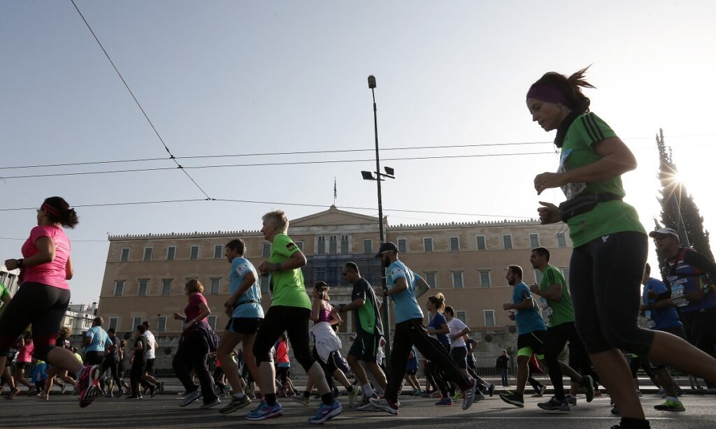 Λίγα 24ωρα απέμειναν για τη διεξαγωγή του 39ου Αυθεντικού Μαραθώνιου Αθήνας και χιλιάδες δρομείς ετοιμάζονται να βρεθούν στην αφετηρία του.