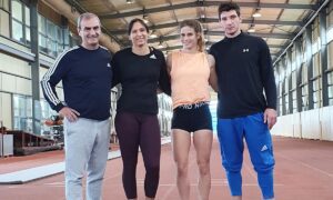 Μια νέα αθλήτρια εντάχθηκε στο γκρουπ του προπονητή Μανώλη Καραγιάννη στον Άγιο Κοσμά, η πρωταθλήτρια Ισραήλ στο επί κοντώ Ναάμα Μπερνστάιν.