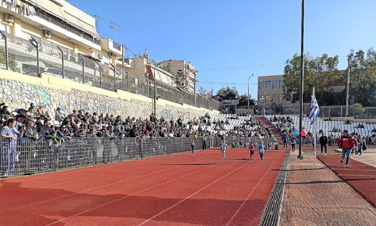 Παρουσία 500 και πλέον παιδιών, 5-13 ετών, από 10 Σωματεία της Αττικής, διεξήχθη η εορταστική ημερίδα στίβου «Χριστούγεννα 2022» στο Πέραμα.