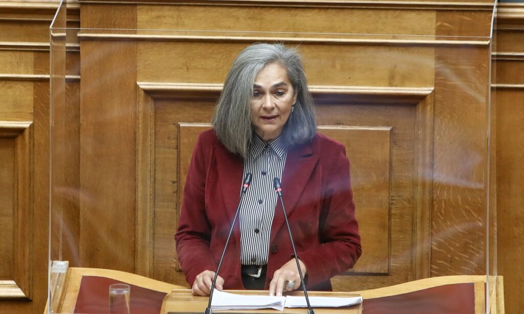 Η βουλευτής Σοφία Σακοράφα στην ομιλία της στη Βουλή επιτέθηκε στον υφυπουργό Αθλητισμού Λευτέρη Αυγενάκη για τον τρόπο που νομοθετεί.