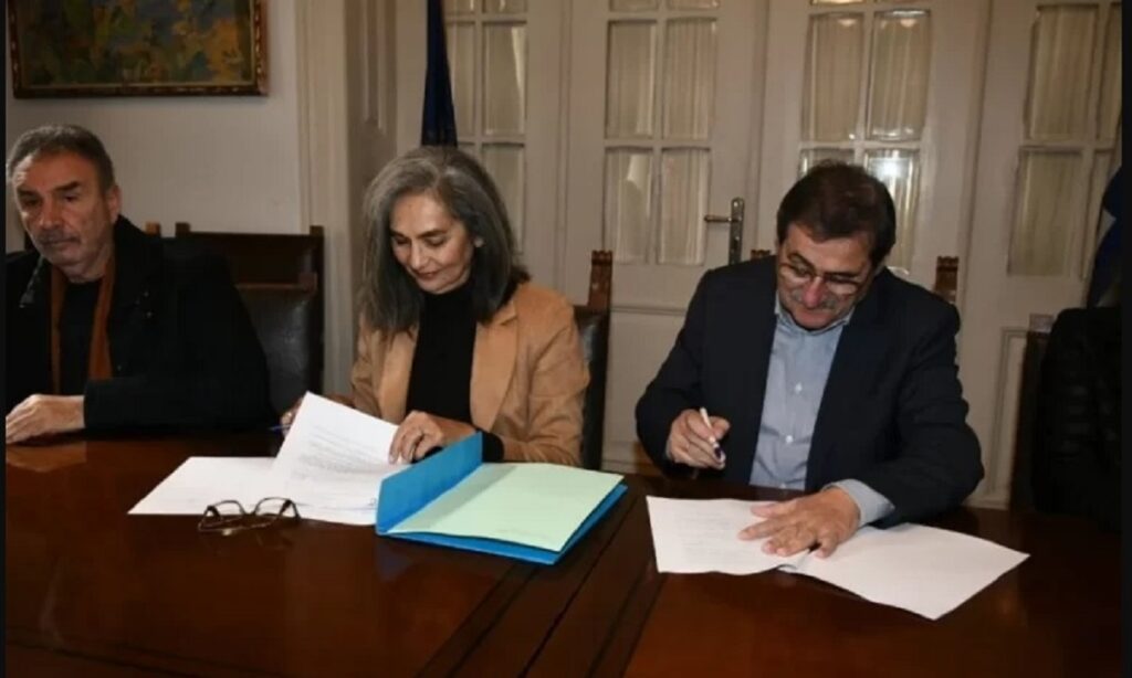 Η πρόεδρος της Ομοσπονδίας Σοφία Σακοράφα και ο δήμαρχος της Πάτρας Κώστας Πελετίδης υπέγραψαν το Σάββατο (28/1) μνημόνιο συνεργασίας.