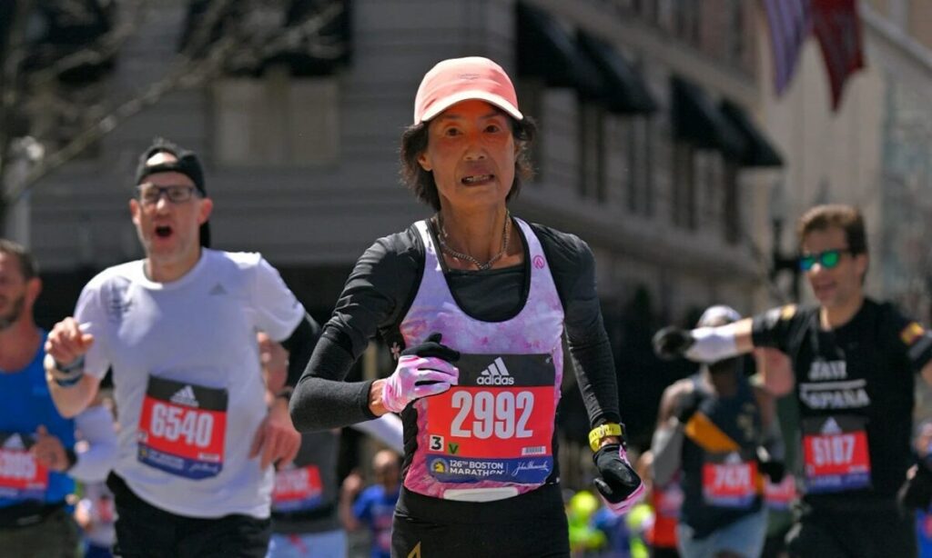 Γιαπωνέζα 64 ετών έτρεξε τρεις μαραθώνιους κάτω από 3:05 σε δύο εβδομάδες